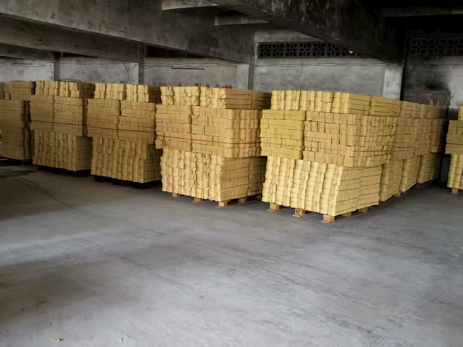 Plastic packing and bundling twine for factory stock